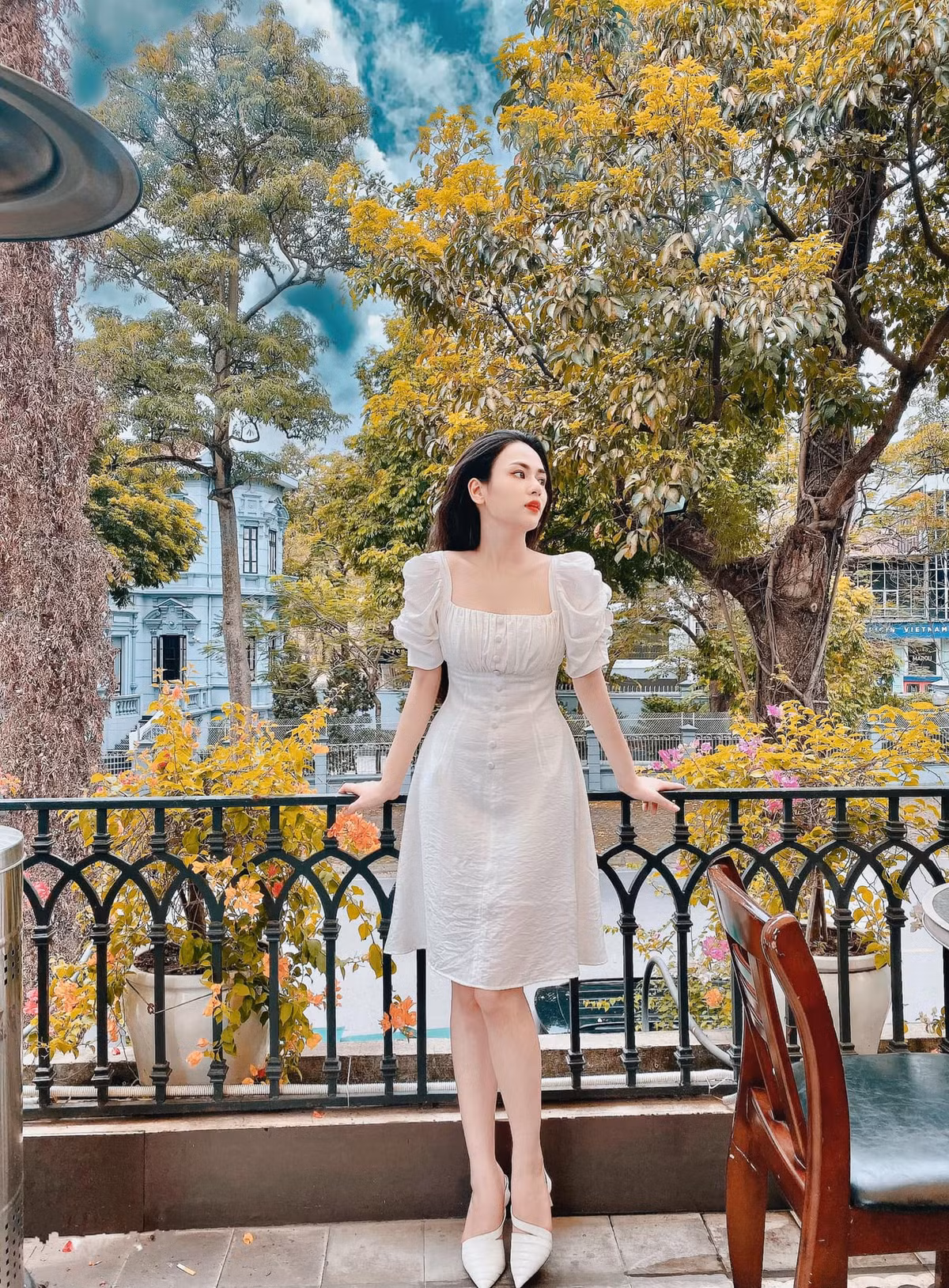 Trên sân khấu kịch, Việt Hoa thường vào các vai hiền lành, thuộc tuýp "đào thương".