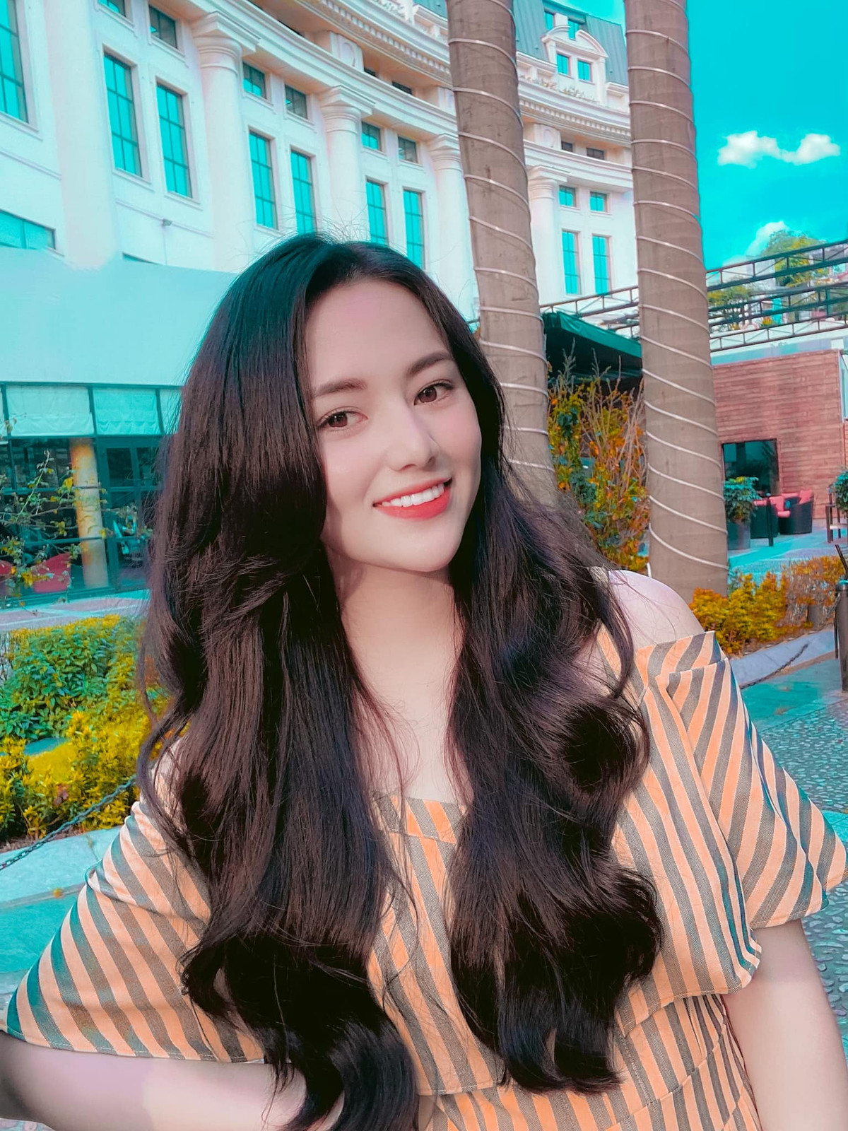 Diễn xuất tự nhiên cùng với nhan sắc nổi bật giúp Việt Hoa gây ấn tượng ngay từ bộ phim truyền hình đầu tiên mà cô tham gia - "Cô gái nhà người ta". Trước đó, nữ diễn viên xinh đẹp có tham gia một vai nhỏ trong sitcom "Những thiên thần nhà S6".