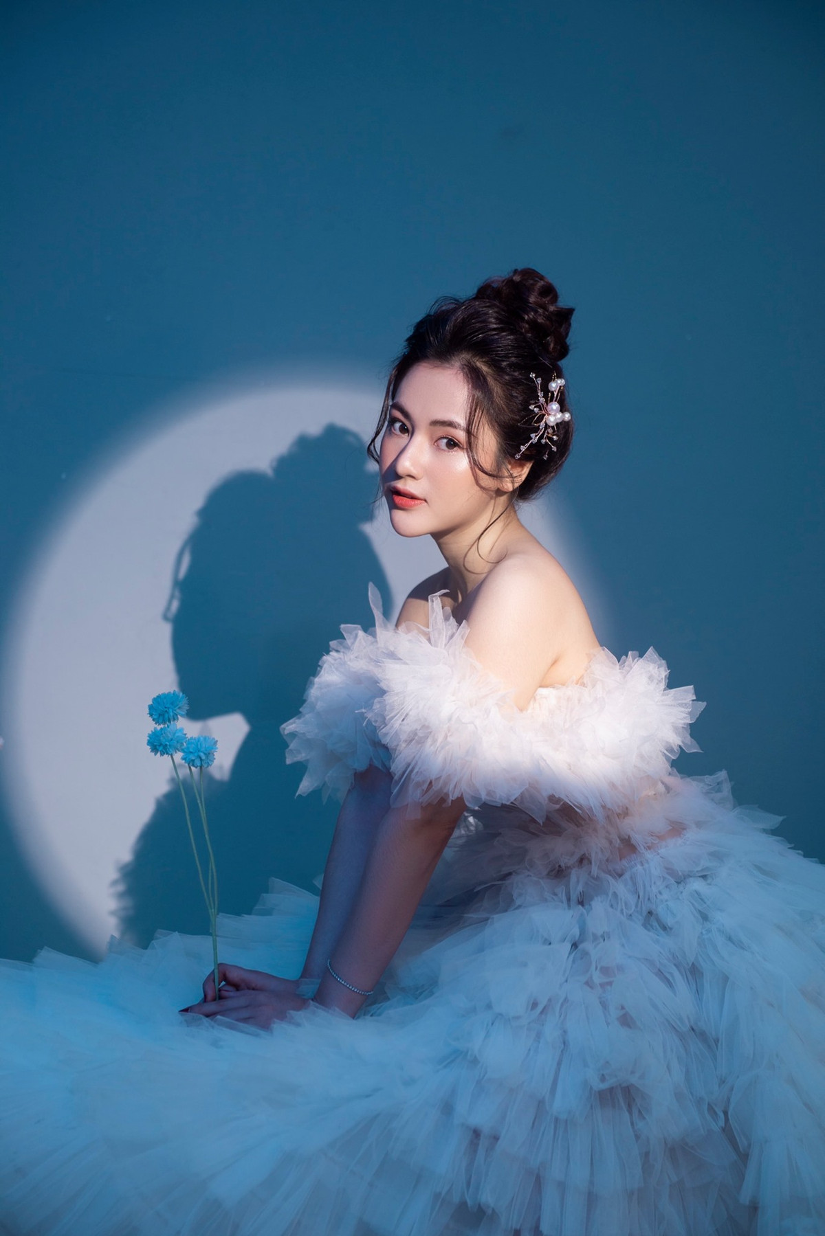 Không chỉ xinh đẹp, gợi cảm trên phim, ngoài đời nữ diễn viên "Trở về giữa yêu thương" cũng sở hữu nhan sắc và gu thời trang nổi bật.