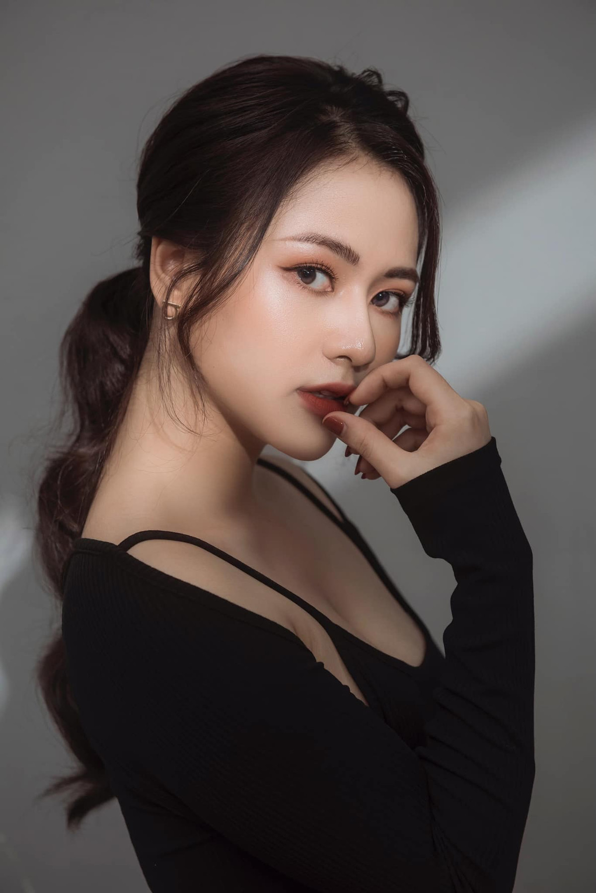 Mỹ nhân Yên Bái sở hữu gương mặt thanh tú, vóc dáng thon gọn, nước da trắng ngần "chuẩn" hot girl.