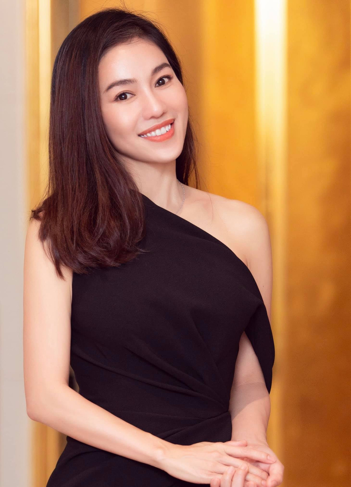 Bà xã của đạo diễn Hoàng Nhật Nam sở hữu gương mặt khả ái và nhan sắc trẻ trung ở tuổi 41.