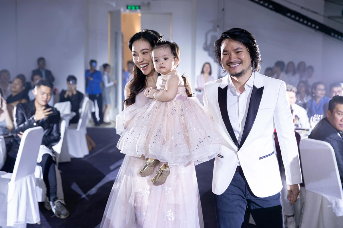 Trước khi đến với đạo diễn Hoàng Nhật Nam, chị Kim Dung từng qua một lần đò và có một cậu con trai. Vợ chồng nam đạo diễn có thêm hai người con chung, đủ nếp, đủ tẻ.