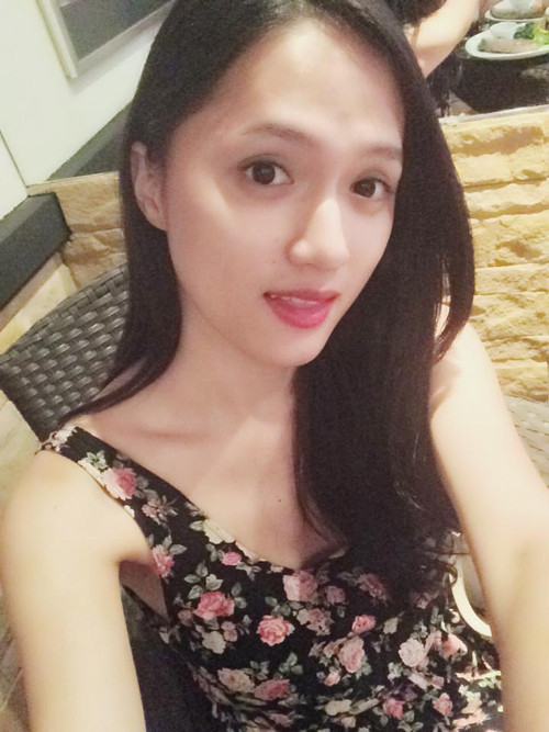 Nổi tiếng sau khi bước ra khỏi Vietnam Idol, giọng ca 9X chăm chút cho nhan sắc nhiều hơn. Ngắm ảnh mặt mộc của Hương Giang chụp năm 2014, dân tình không khỏi bất ngờ với gương mặt chuẩn Vline của nữ ca sĩ. Chiếc mũi của Hương Giang trông cũng nhỏ xinh hơn.