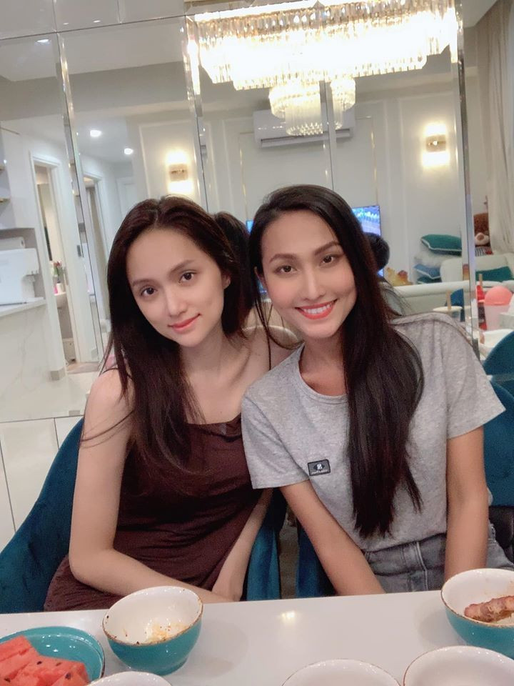 Tuy vậy, số đông tỏ ra hoài nghi chuyện Hương Giang chưa sửa mặt. Bởi nhiều ý kiến cho rằng gương mặt với cấu trúc phần hàm vuông do xương như của cô sẽ khó có thể làm thon gọn nếu không đụng chạm "dao kéo".