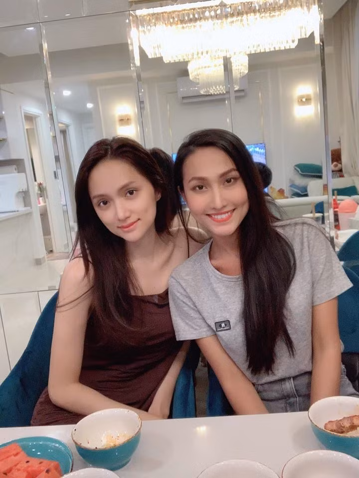 Tuy vậy, số đông tỏ ra hoài nghi chuyện Hương Giang chưa sửa mặt. Bởi nhiều ý kiến cho rằng gương mặt với cấu trúc phần hàm vuông do xương như của cô sẽ khó có thể làm thon gọn nếu không đụng chạm "dao kéo".