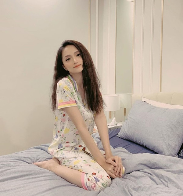 Một số ý kiến cho rằng do thon gọn hơn cộng với bí quyết trang điếm giúp Hương Giang che được khuyết điểm trên khuôn mặt.