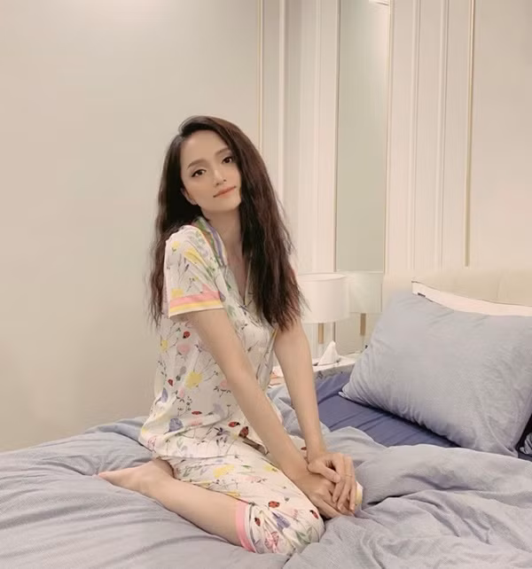 Một số ý kiến cho rằng do thon gọn hơn cộng với bí quyết trang điếm giúp Hương Giang che được khuyết điểm trên khuôn mặt.