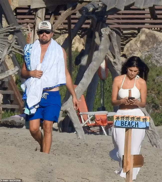 Nam diễn viên 45 tuổi hẹn hò với Camila, 23 tuổi từ tháng 12/2017 nhưng một năm sau đó tình cảm của cả hai mới sâu đậm.