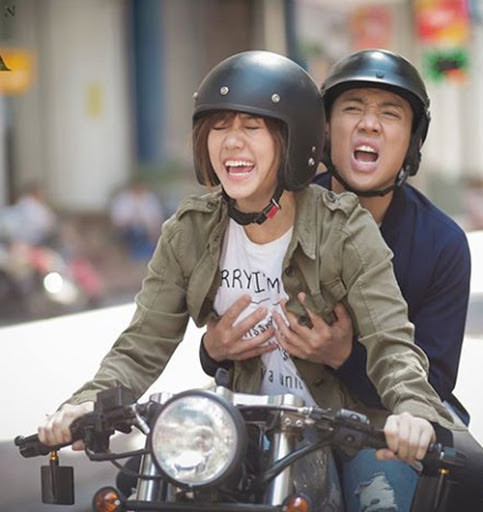 Sau đó, nam diễn viên kiêm MC đã làm một video đăng trên trang cá nhân khẳng định anh yêu Hari Won khi cô đã chia tay Tiến Đạt: "Tôi không phải người thứ ba. Chúng tôi vô tình có cơ hội gặp lại, làm việc chung, và mến nhau sau hơn 2 tháng Hari Won chia tay. Cô ấy không có lỗi. Tôi là người chủ động theo đuổi Hari Won sau khi được biết cô ấy đã hoàn toàn độc thân".