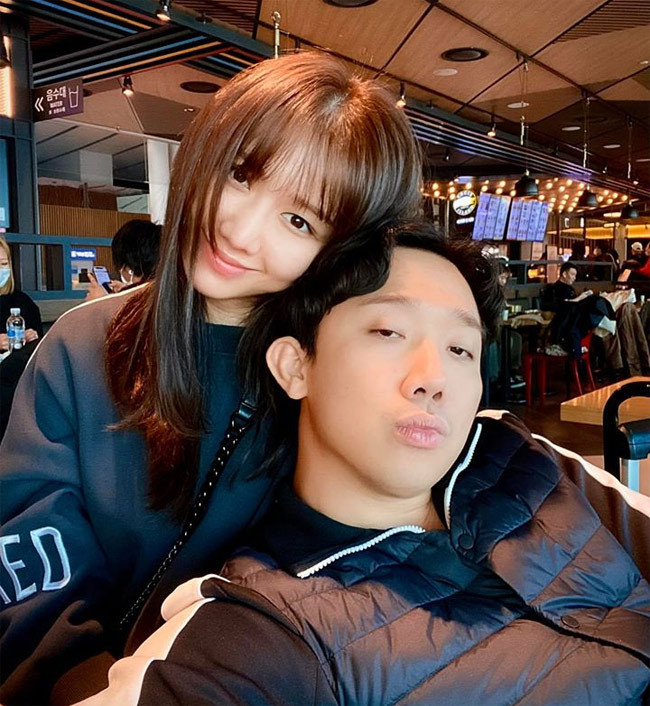 Khi Hari Won mặc cảm vì mãi chưa sinh con vì trước đó cô từng bị ung thư, A Xìn trấn an vợ: "Không có con ruột thì mình nuôi con nuôi".