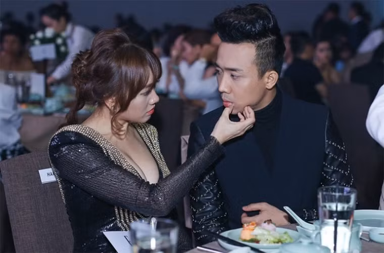 Kể từ khi công khai chuyện yêu đương, Trấn Thành và Hari Won thoải mái thể hiện tình cảm ở khắp mọi nơi. Và thế là Trấn Thành – Hari Won lại bị chỉ trích vì cố tình gây chú ý nhằm mục đích lăng xê bản thân.