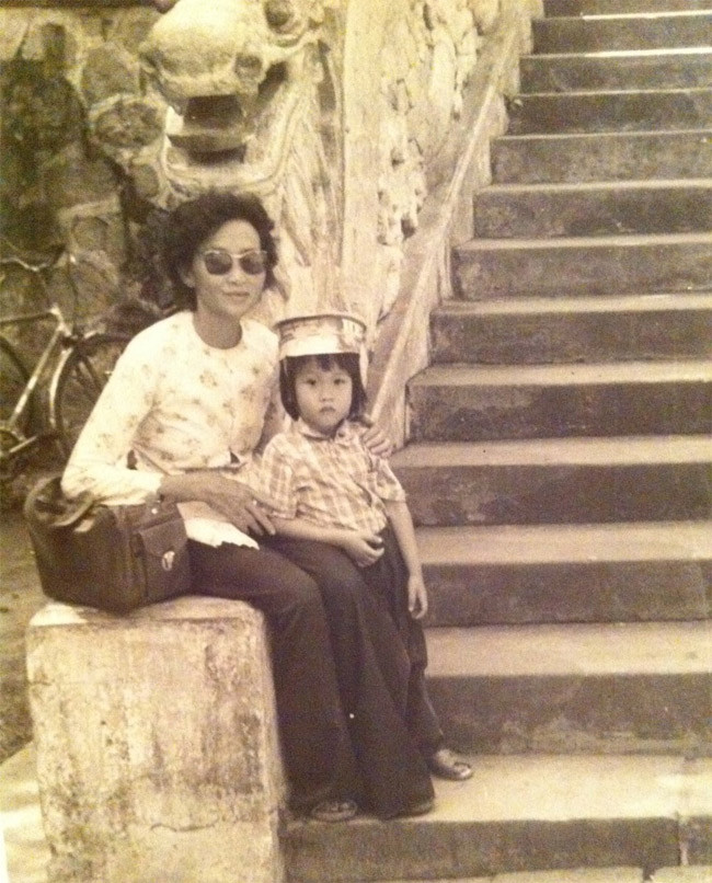 “Tài sản của gia đình mình khi qua Mỹ định cư 300 USD và một kho hình ảnh. 300 USD để cứu đói khi cần ăn, nhưng hình ảnh là thứ nuôi sống tinh thần và kỷ niệm của gia đình mình đến tận bây giờ”, Dương Triệu Vũ viết.