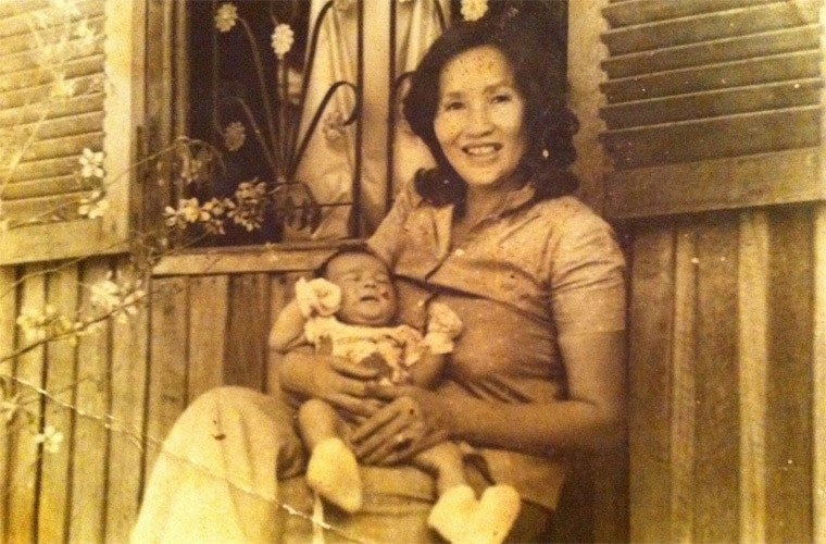 Trong một cuộc phỏng vấn, mẹ Hoài Linh cho biết khi còn trẻ, có thời gian bà phải một mình nuôi 5 đứa con với hai mẹ già. Thậm chí có thời điểm bà phải ở chuồng heo mà người ta mới xây xong chưa kịp nuôi heo và làm rất nhiều công việc để lo kinh tế.