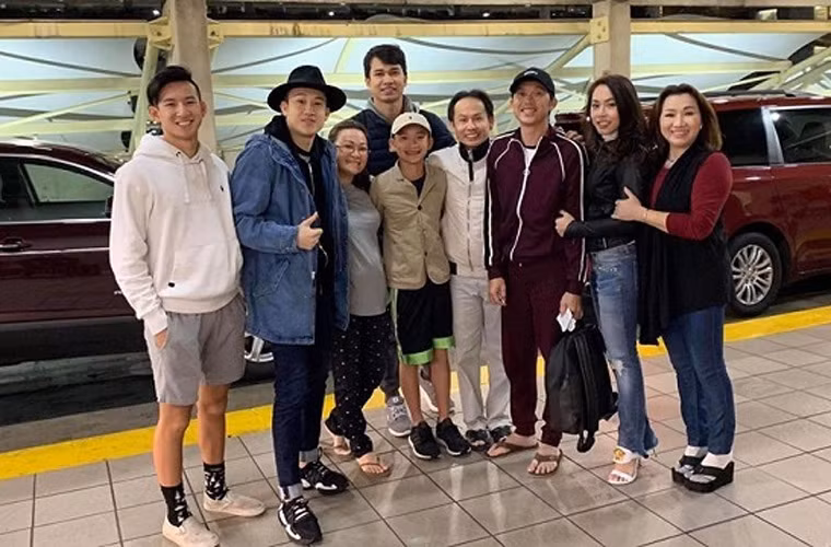 Gia đình Hoài Linh có 6 anh chị em, Hoài Linh là con thứ ba và con trai trưởng trong nhà, Dương Triệu Vũ là em út.