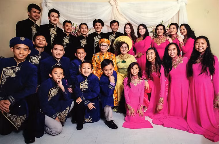 Hoài Linh từng chia sẻ gia đình sang Mỹ định cư từ năm 1993, nhưng do cuộc sống mưu sinh, mỗi người ở một nơi và ít có thời gian gặp nhau nên chỉ đoàn tụ vào những dịp kỷ niệm.