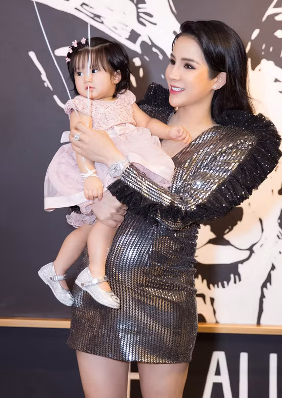 Chính vì thế dù đẻ dầy, nhưng cả hai lần mang thai, Diệp Lâm Anh vẫn rất xinh đẹp.