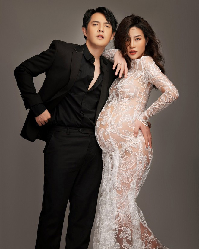 Khuôn mặt và vóc dáng của nữ ca sĩ cũng được khen là không bị "biến dạng" khi mang thai.