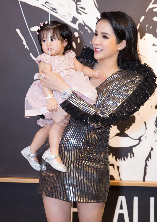 Chính vì thế dù đẻ dầy, nhưng cả hai lần mang thai, Diệp Lâm Anh vẫn rất xinh đẹp.