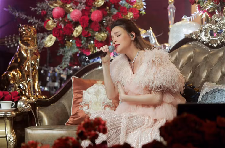 Mang song thai nhưng các nét trên khuôn mặt của Hồ Ngọc Hà vẫn vậy.