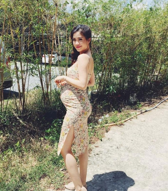 Á hậu 2 Hoa hậu Việt Nam 2014, Diễm Trang thời kỳ mang bầu ở những tháng cuối của thai kỳ vẫn giữ được đường cong gợi cảm và khuôn mặt xinh đẹp.