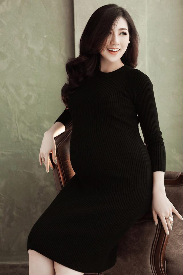 Mang bầu là khoảng thời gian thiêng liêng của bất kỳ người phụ nữ nào. Đây cũng là kỷ niệm đáng nhớ của nhiều mỹ nhân Việt. Với Á hậu Tú Anh lúc mang bầu khuôn mặt cô vẫn "nét căng", thân hình không bị sổ.