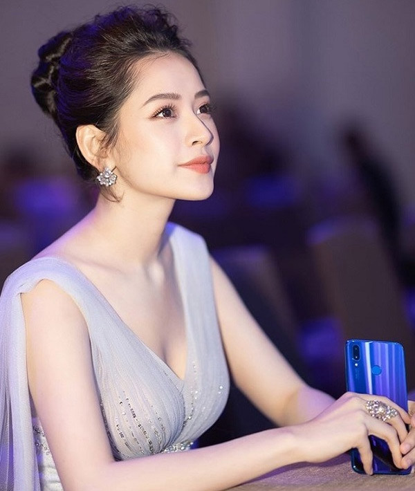 Cũng nhờ có nhan sắc mà Chi Pu lọt vào tầm ngắm của các đạo diễn và được tham gia một số bộ phim như: Giọt nước rơi, Giấc mơ hạnh phúc, Thần tượng, Cô gái trên tầng thượng, Hương ga, Chung cư ma, Mối tình đầu của tôi, Yêu...