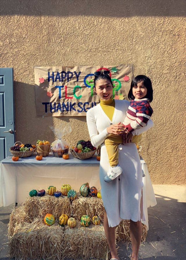 Người đẹp sinh năm 1988 rất bận rộn với công việc kinh doanh và chăm sóc con trai nhỏ. Sáng, cô dậy từ 7h sáng, 9h đưa con đi học rồi về cửa hàng livestream bán hàng. 5h chiều cô lại về đón con, rồi dành thời gian còn lại trong ngay để chăm sóc con.