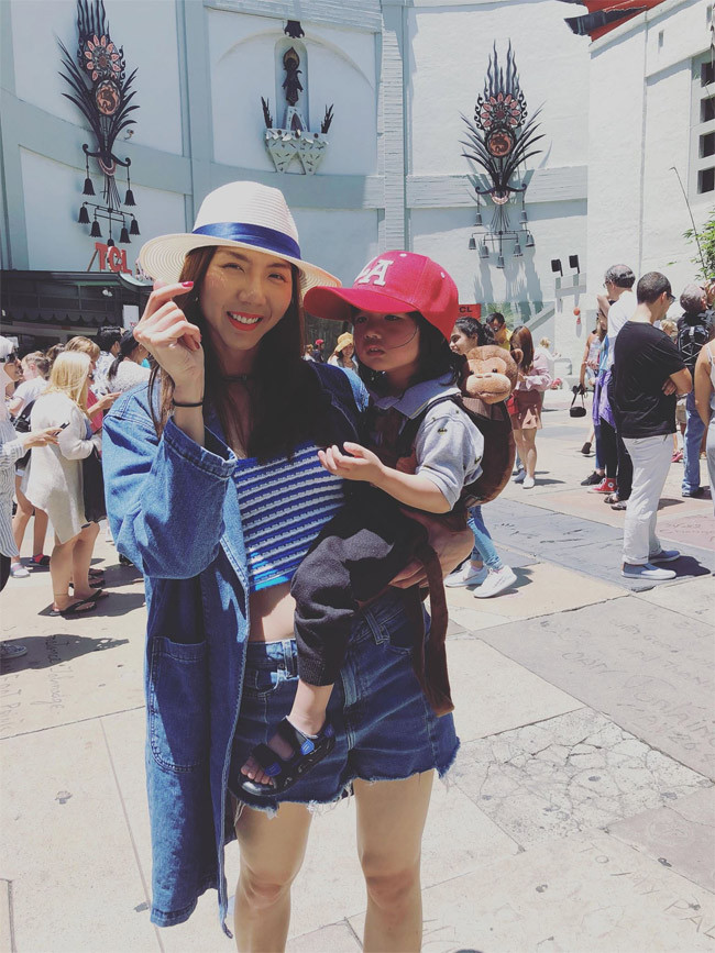 Nghe theo lời bác sĩ, cô đã đưa con trai cùng đi du lịch vòng quanh nước Mỹ, dành nhiều thời gian cho con.