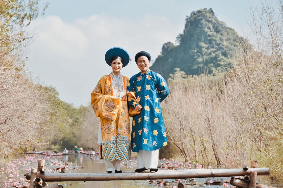 Chị chu toàn mọi công việc trong gia đình, chăm sóc con cái để chồng yên tâm theo đuổi đam mê và cống hiến cho nghệ thuật.