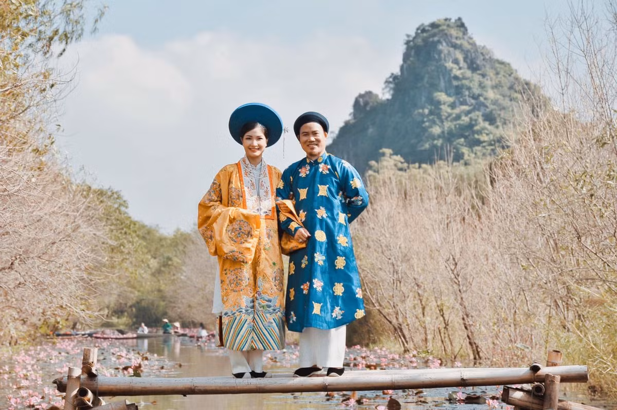 Chị chu toàn mọi công việc trong gia đình, chăm sóc con cái để chồng yên tâm theo đuổi đam mê và cống hiến cho nghệ thuật.