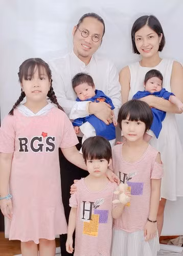 Gia đình 5 con hạnh phúc của Vượng Râu và bà xã.