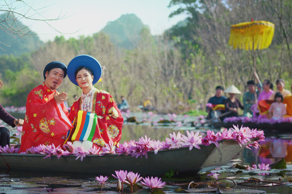 Bà xã của Vượng Râu sinh năm 1985. Chị có cuộc sống giản dị và khá tín tiếng, ít xuất hiện trước truyền thông.