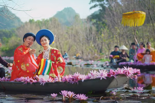 Bà xã của Vượng Râu sinh năm 1985. Chị có cuộc sống giản dị và khá tín tiếng, ít xuất hiện trước truyền thông.