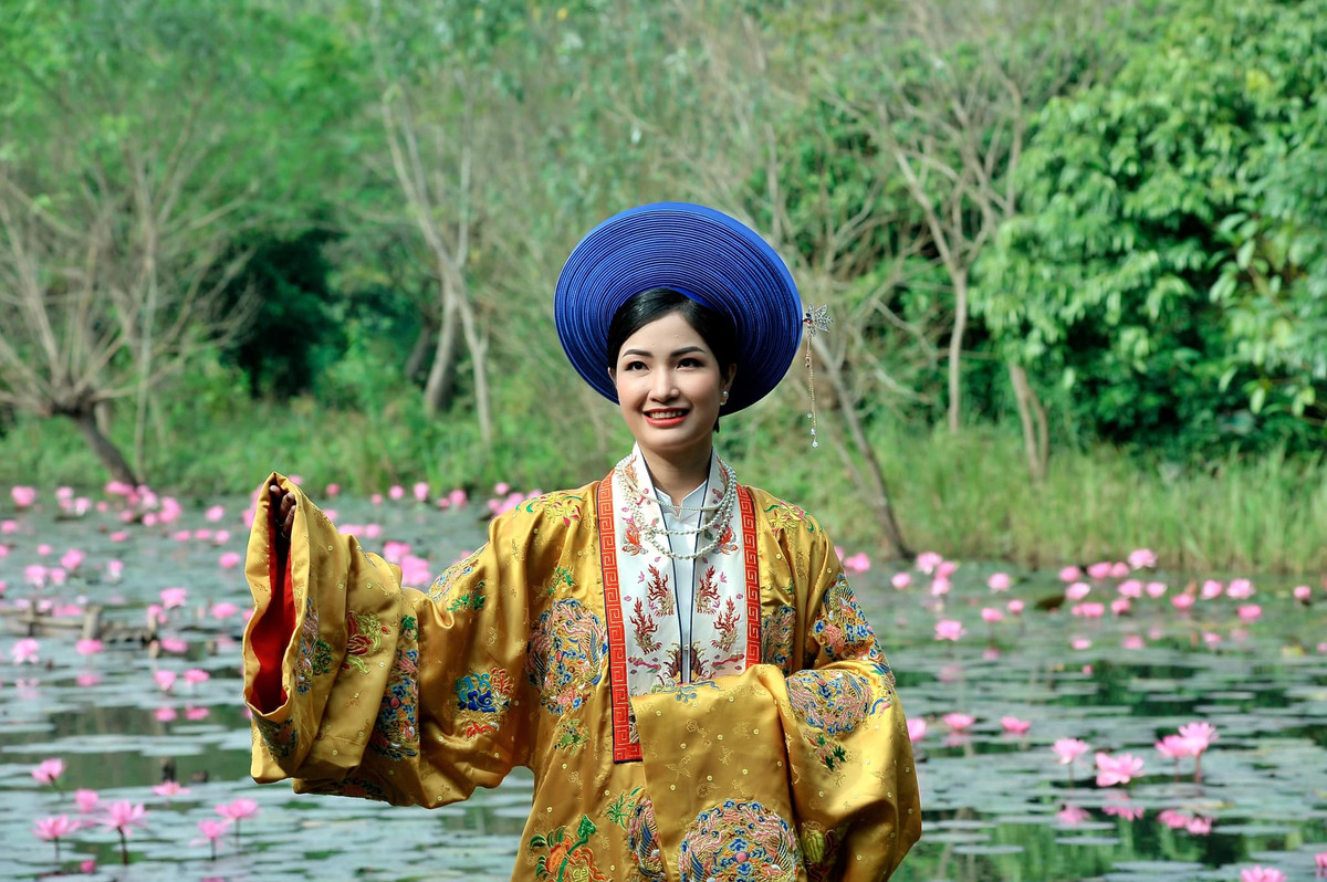 Góp mặt trong MV của chồng với vai trò là nữ diễn viên chính, bà xã Vượng Râu được khen trẻ đẹp, thần thái, gương mặt phúc hậu.