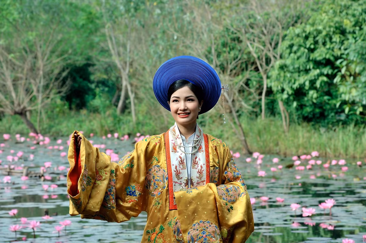 Góp mặt trong MV của chồng với vai trò là nữ diễn viên chính, bà xã Vượng Râu được khen trẻ đẹp, thần thái, gương mặt phúc hậu.