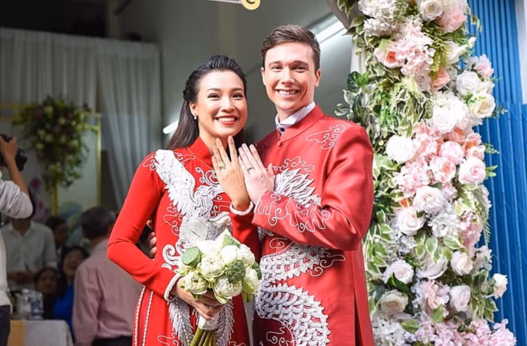 Xuc dong khoanh khac Hoang Oanh va con trai doan tu chong Tay-Hinh-17