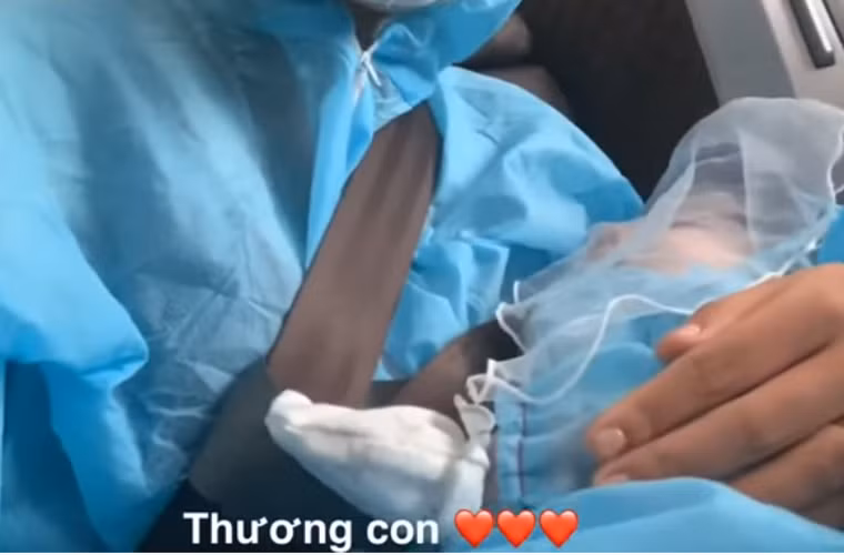 Xuc dong khoanh khac Hoang Oanh va con trai doan tu chong Tay-Hinh-13