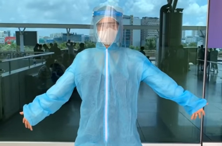 Xúc động khoảnh khắc Hoàng Oanh và con trai đoàn tụ chồng Tây - Hình 2 Xuc dong khoanh khac Hoang Oanh va con trai doan tu chong Tay-Hinh-2