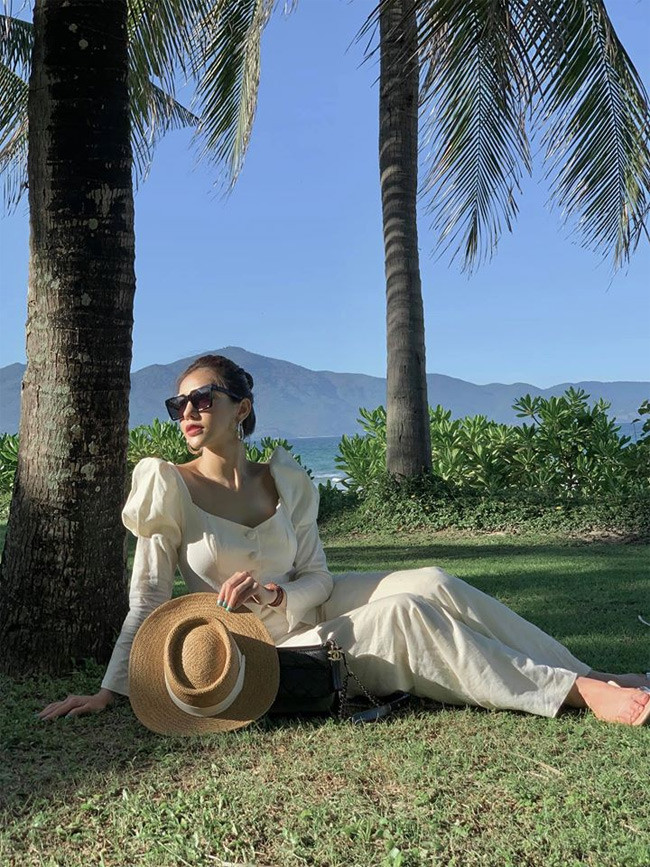 Trong chuyến du lịch Đà Nẵng mới đây, nữ diễn viên Chạy trốn thanh xuân còn bị anti-fan tố mải chụp ảnh để con trai suýt chết đuối và không cảm ơn người đã cứu con mình thoát chết. Lưu Đê Ly tức giận treo thưởng 10 triệu cho ai tìm được danh tính của chủ tài khoản đã vu khống mình để mang sự việc ra công an.