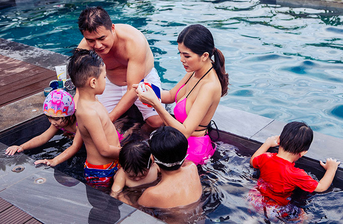 Dù trải qua 6 lần sinh nở nhưng người đẹp đông con nhất showbiz Việt vẫn giữ được vóc dáng thon gọn.