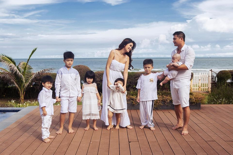 Gia đình đông con hạnh phúc của Hoa hậu Oanh Yến và chồng đại gia Tân Long khiến bao người ngưỡng mộ.