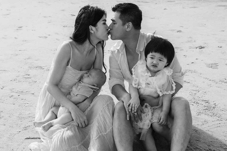 Hoa hậu thế giới Toàn cầu 2015 từng trải qua cuộc tình thất bại và làm mẹ đơn thân của 2 con. Bạn trai Tân Long đến bên Oanh Yến đúng lúc cô bế tắc nhất. Sự ân cần chăm sóc của anh khiến cô vô cùng cảm động. Đến nay cặp đôi đã có 4 con chung.