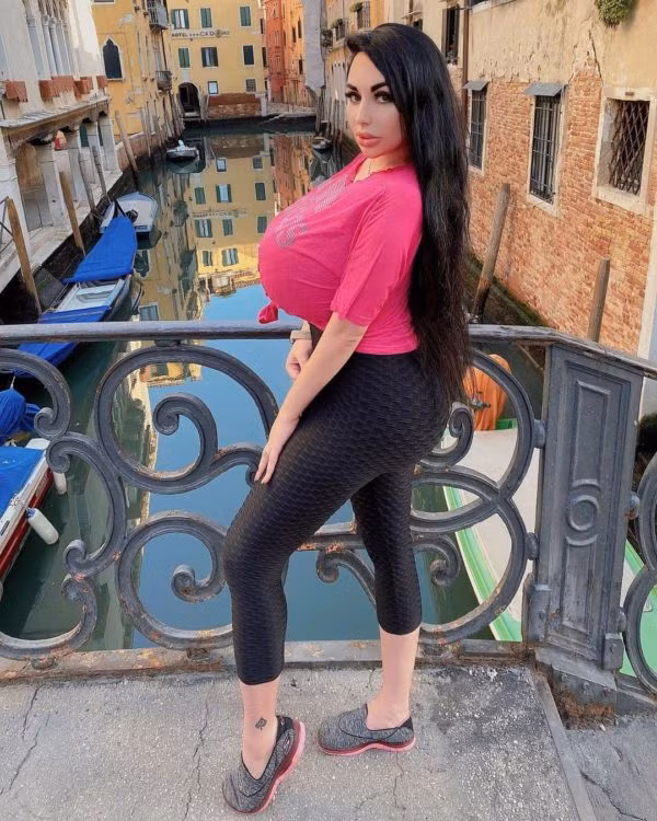 “Tôi là người mẫu ngoại cỡ, đa phần tôi làm mẫu áo tắm và cosplay. Ngoài ra tôi còn hợp tác với một vài thương hiệu”, Anastasia cho biết.