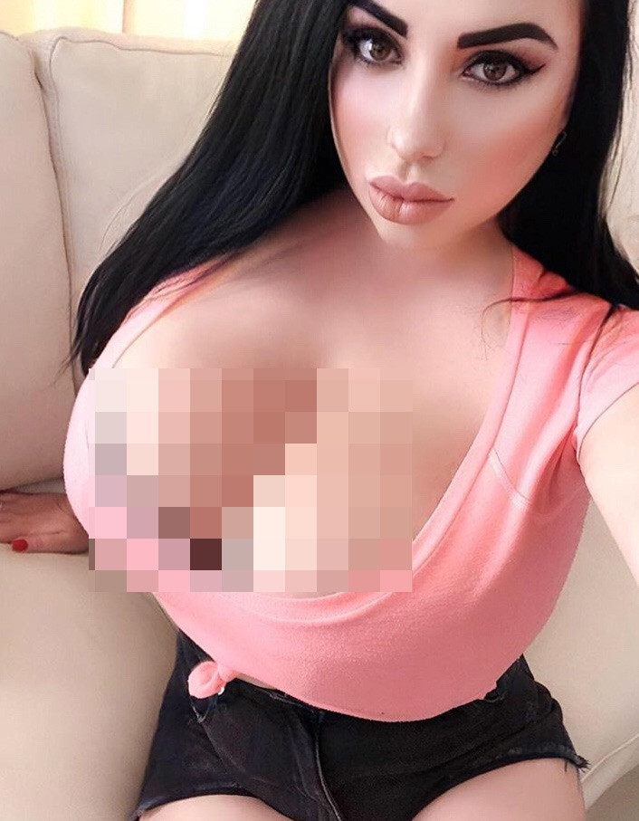 Được làm mẫu và mặc những bộ đồ lót khoe ngực khủng mang lại cho Anastasia cảm giác thật quyền lực và hạnh phúc.