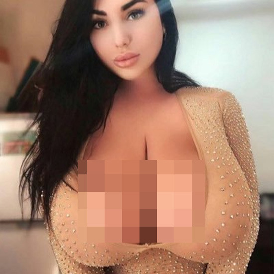 “Ở Nga, mọi người thường cho rằng phụ nữ chỉ đẹp khi cô ấy có thân hình mảnh mai. Về phía bản thân tôi, tôi nhận thấy mình không thể trở thành một người khác, không thể thay đổi cơ thể mình và trở thành một người mẫu mảnh dẻ, chân dài trên sàn catwalk. Nhưng tôi có thể trở thành phiên bản tuyệt nhất của chính bản thân tôi và là người phụ nữ xinh đẹp như tôi đã từng”, người mẫu ngực khủng chia sẻ.