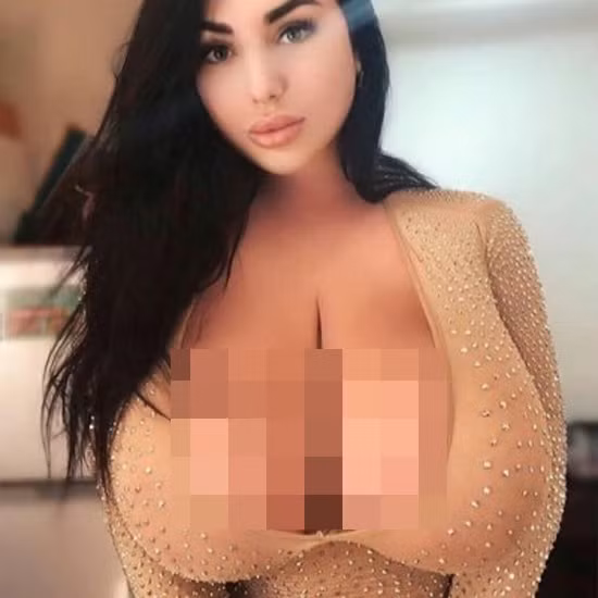 “Ở Nga, mọi người thường cho rằng phụ nữ chỉ đẹp khi cô ấy có thân hình mảnh mai. Về phía bản thân tôi, tôi nhận thấy mình không thể trở thành một người khác, không thể thay đổi cơ thể mình và trở thành một người mẫu mảnh dẻ, chân dài trên sàn catwalk. Nhưng tôi có thể trở thành phiên bản tuyệt nhất của chính bản thân tôi và là người phụ nữ xinh đẹp như tôi đã từng”, người mẫu ngực khủng chia sẻ.