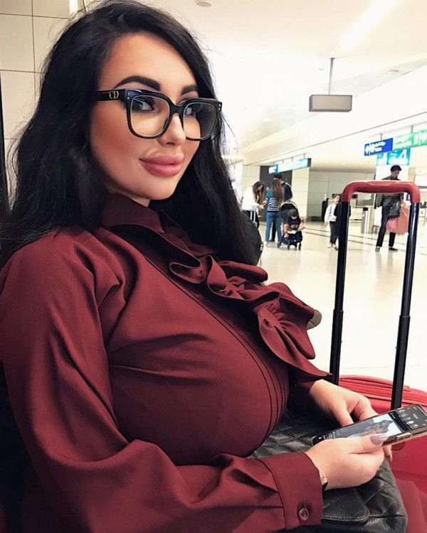 Co gai Nga tro thanh nguoi mau nho vong 1 “sieu to khong lo“