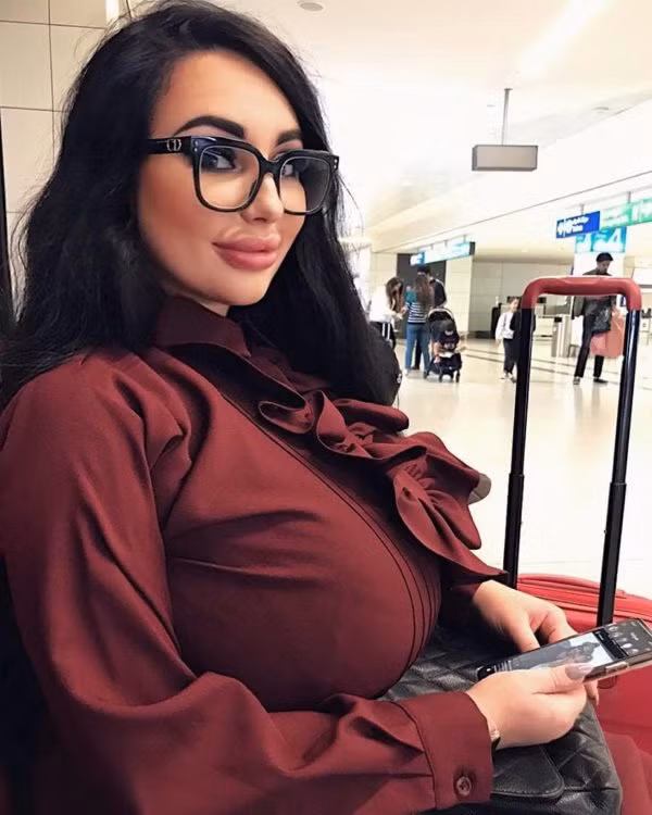 Co gai Nga tro thanh nguoi mau nho vong 1 “sieu to khong lo“