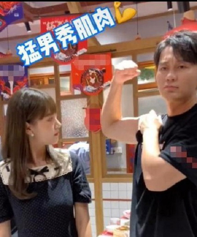 Mới đây, anh xuất hiện trong một quảng cáo trên mạng cùng một hotgirl mạng xã hội, nhưng trông vẻ ngoài của nam diễn viên 42 tuổi không còn phong độ như lúc hẹn hò họ Phạm.