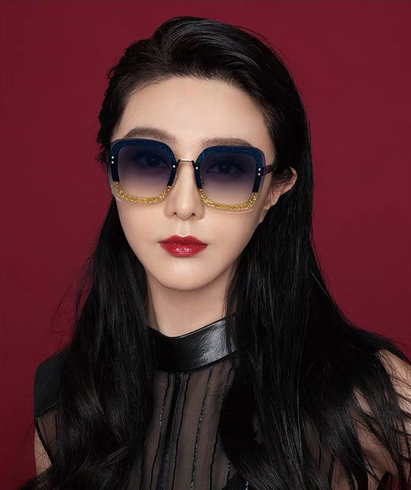 Không được mời đóng phim nên Phạm Băng Băng đành phải nhận lời mời làm người mẫu cho các tạp chí nước ngoài để duy trì tên tuổi.